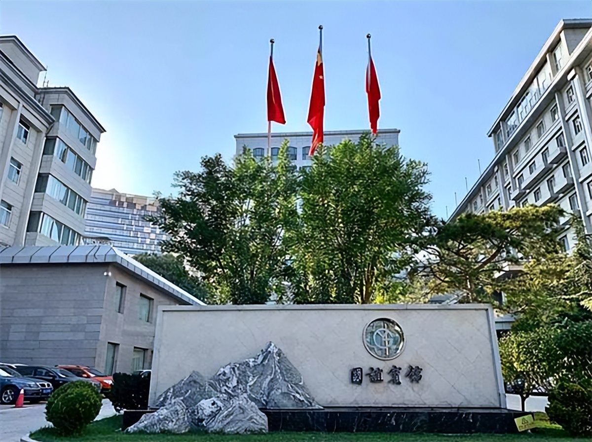 案例：纪委副书记杜湘成：在北京“开洋荤”被抓：我要打个电话