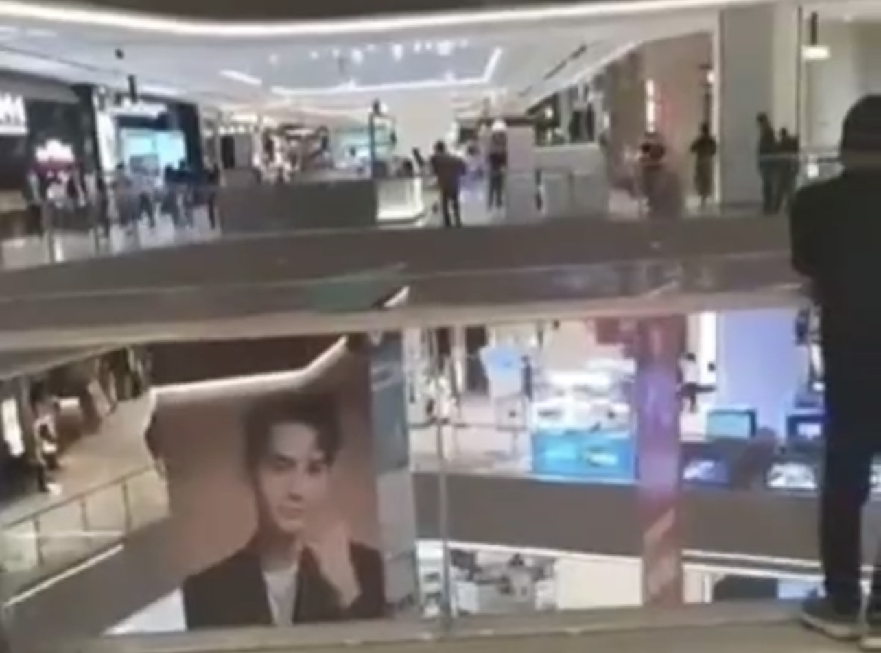 上海一男子商场坠亡砸中女子,上海一男子坠亡砸中女子