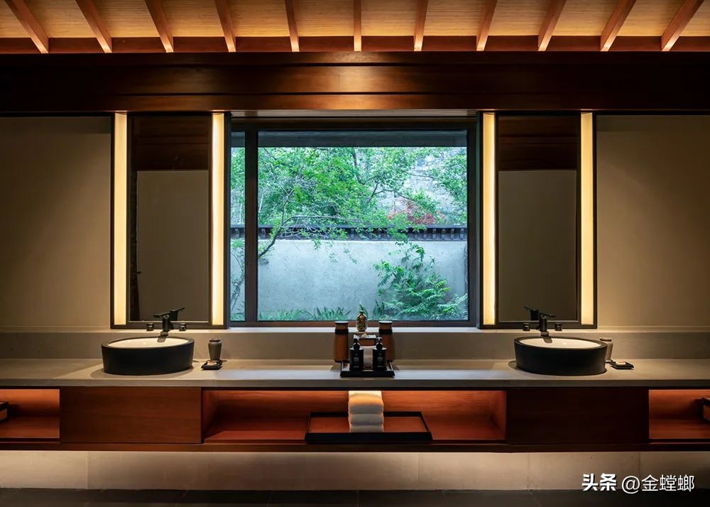 中国首家，全球第六家—九寨沟日赛谷丽思卡尔顿隐世酒店