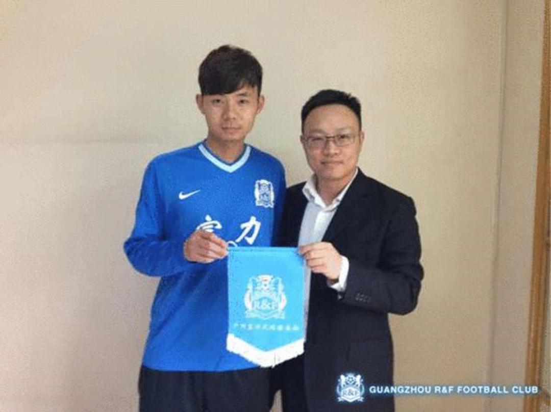 足球艾克森年薪多少亿,艾克森费利佩