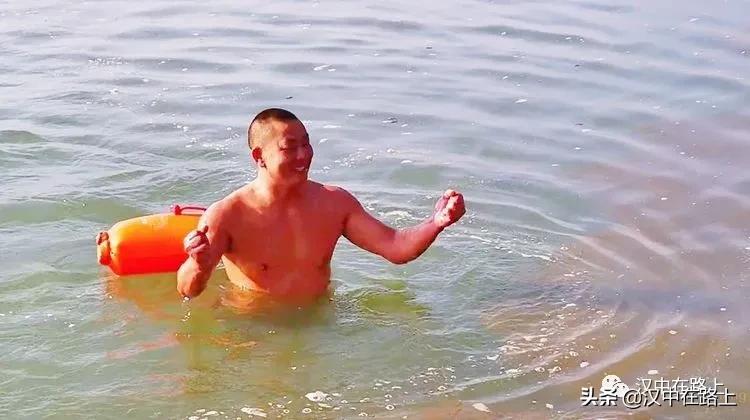 冬泳爱好者低温中畅游泳,冬泳爱好者激情畅游越冷越泳