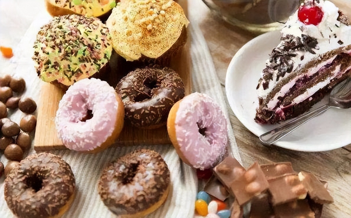 阳了嗓子疼服用什么药物,阳了嗓子疼适合吃点什么