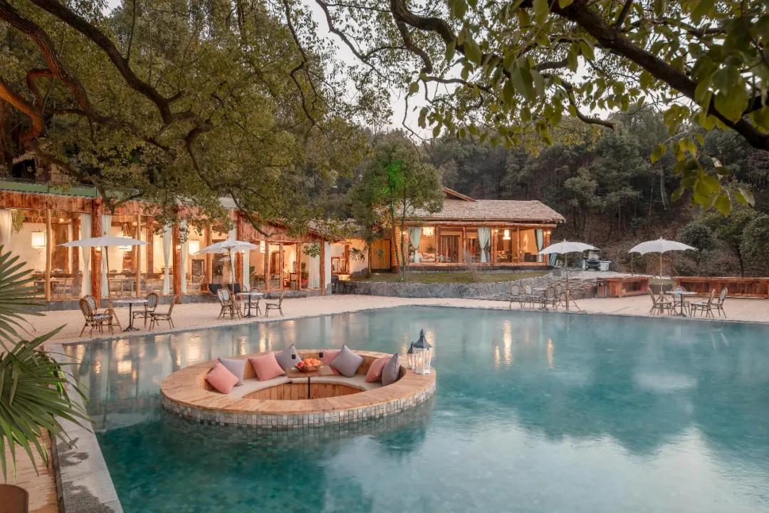 神仙眷侣辞掉高薪工作，爆改废弃山谷，悬崖高空造无边恒温泡池