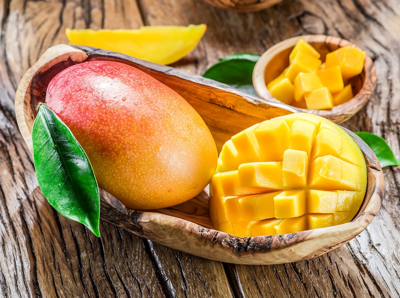 芒果肉给孩子吃,妈妈吃芒果教孩子吃芒果核