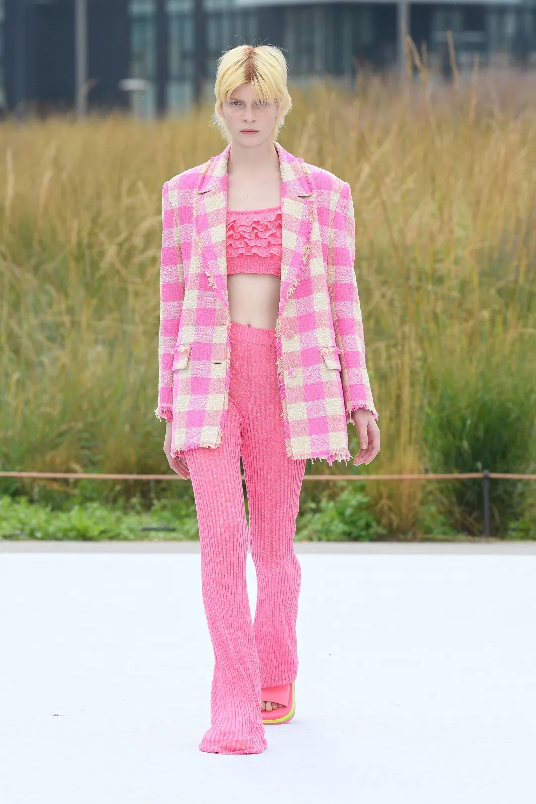 春天穿粉色到底有多好看呢,这个冬季穿粉色会让你惊艳动人