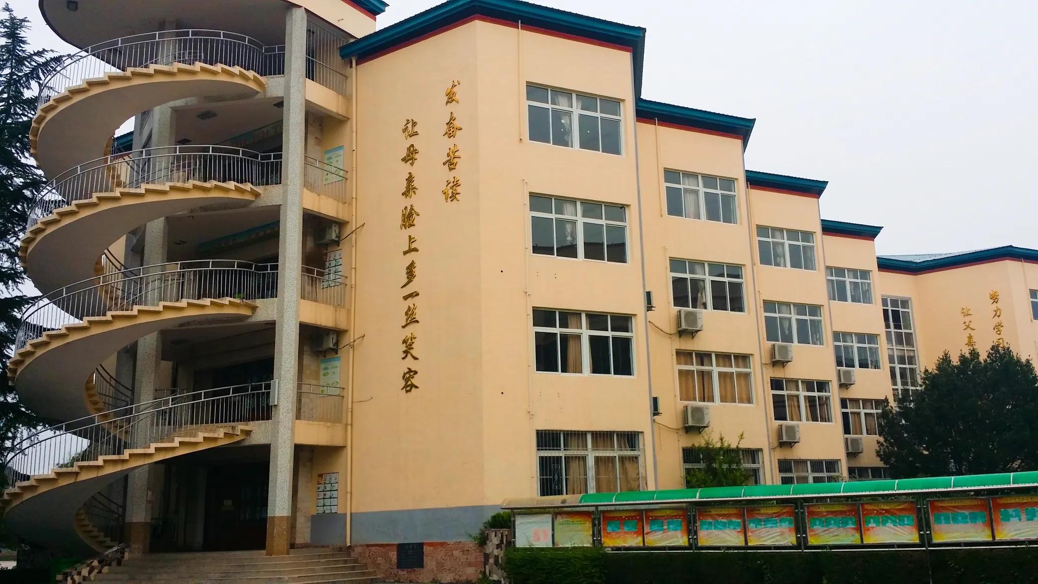 这所中学虽不在主城区，但知名度却悄然攀升