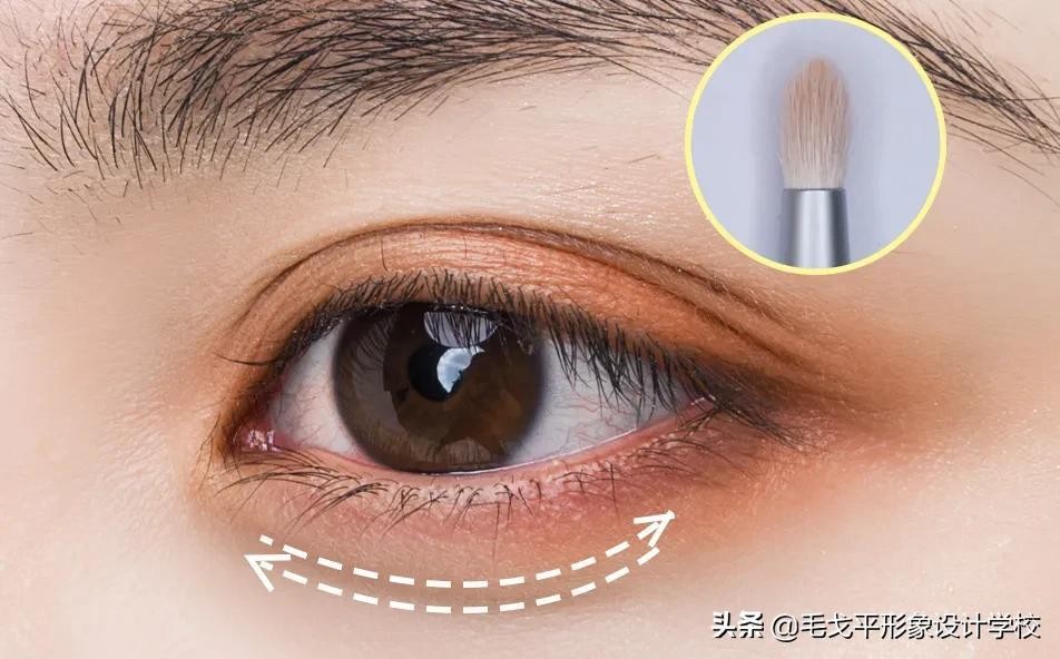 为什么画了眼妆反而更显眼睛小,为什么别人画的眼妆都这么精致