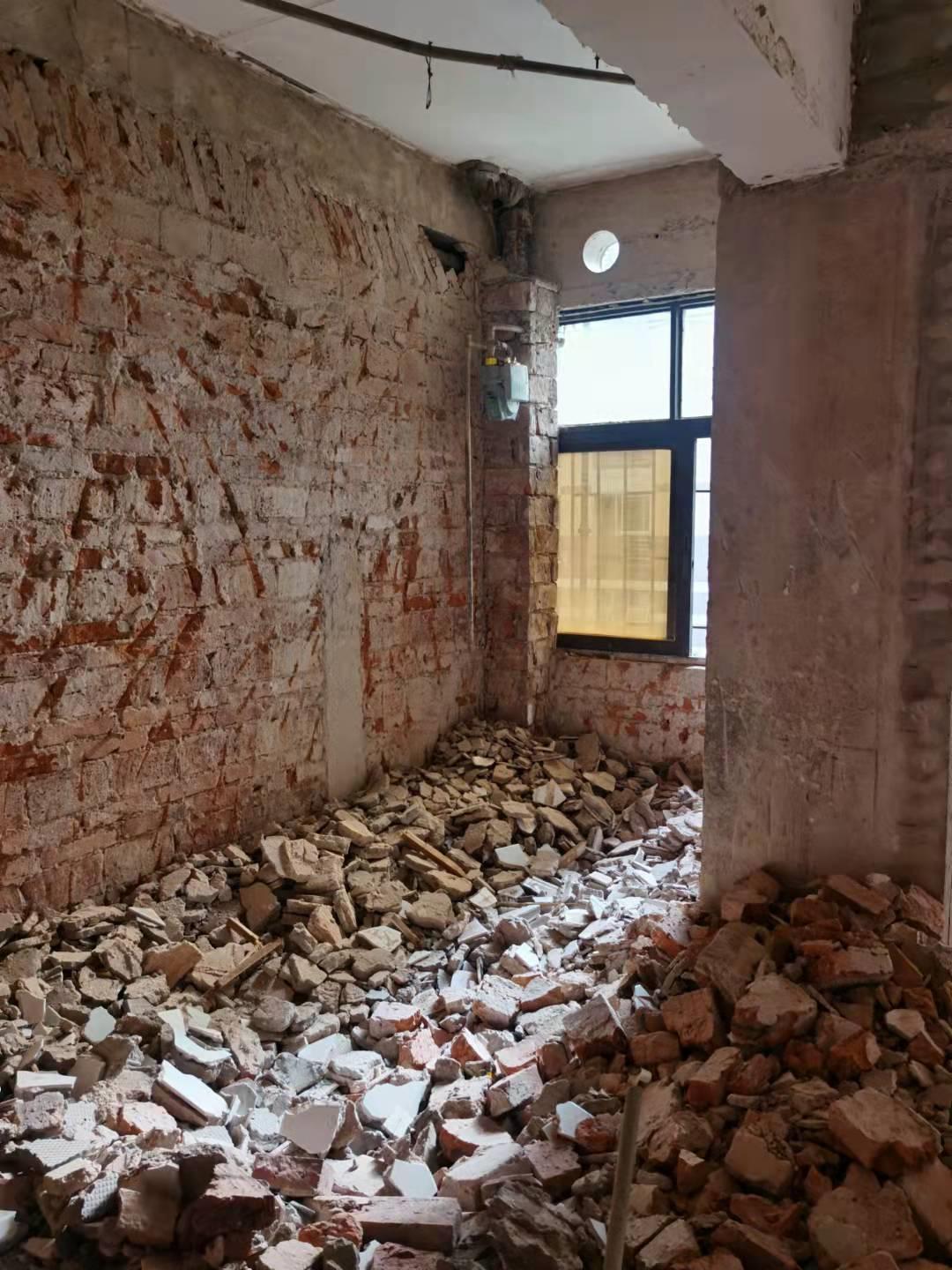 衣柜和墙面接缝处开裂怎么补救,墙面起皮起鼓开裂是什么原因引起