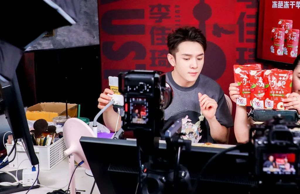 “带货一哥”李佳琦，从月薪三千到年入千万，背后的艰辛谁人知？