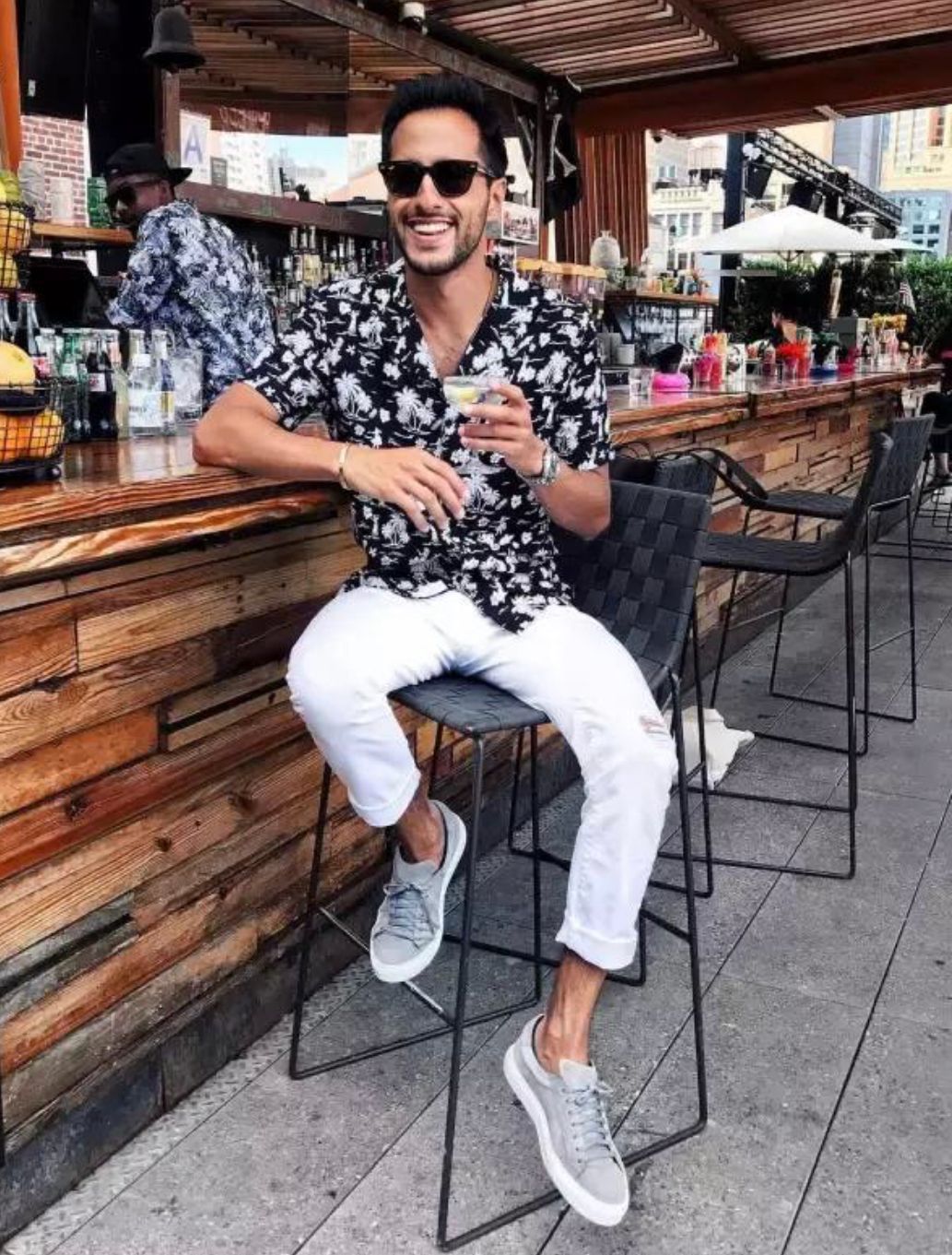 男生夏天应该穿短袖还是背心,五十六岁的男士要穿多大标准短袖