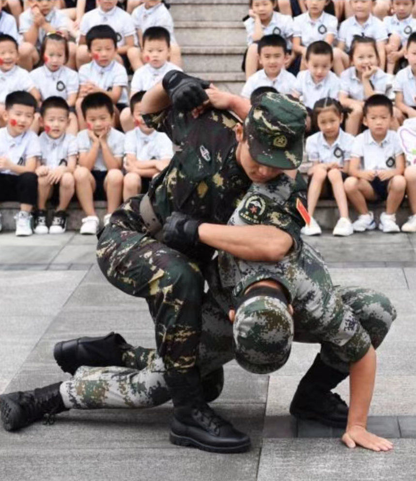 防身术绳子被勒住脖子怎么破解,女人被背后扼颈防身术