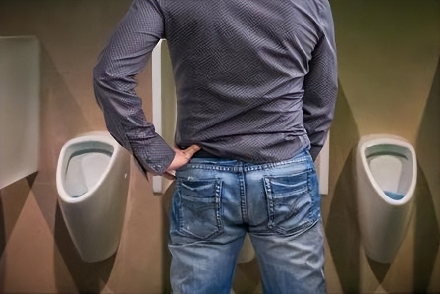 上厕所要等十几秒尿出来正常吗,小便时5秒才尿出来是不是虚了