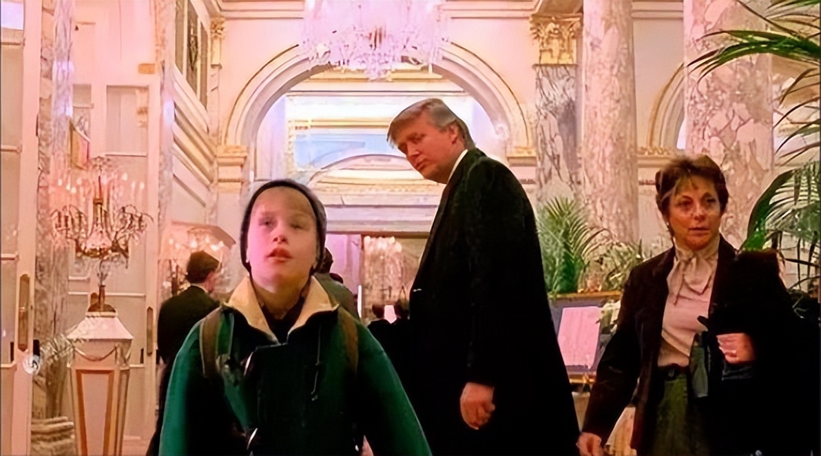 “小麦”智斗两个偷贼，笑点不断，暗示权力转移激发家庭成员潜力