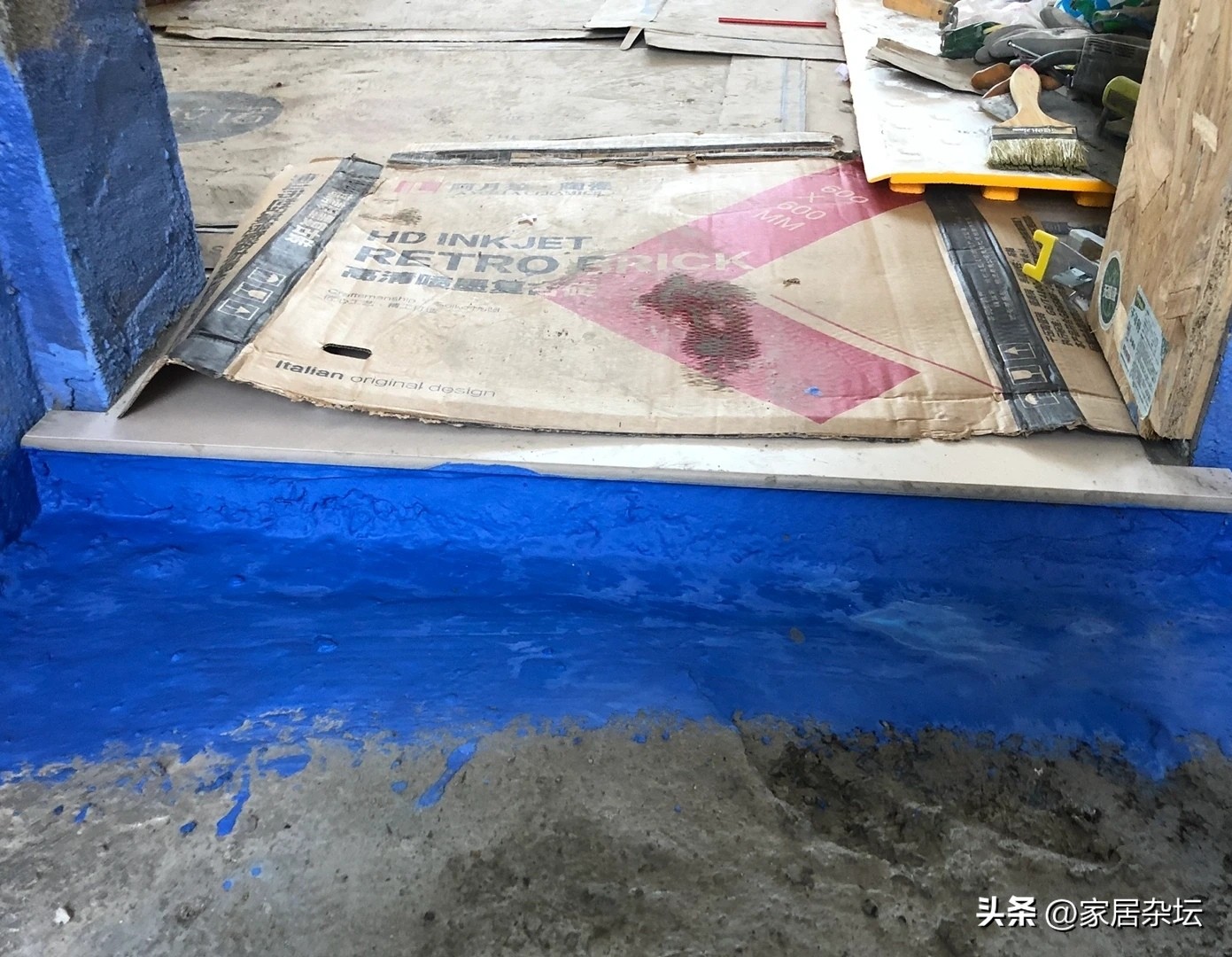 卫生间门口墙面返潮,刚装修不久卫生间门口返潮