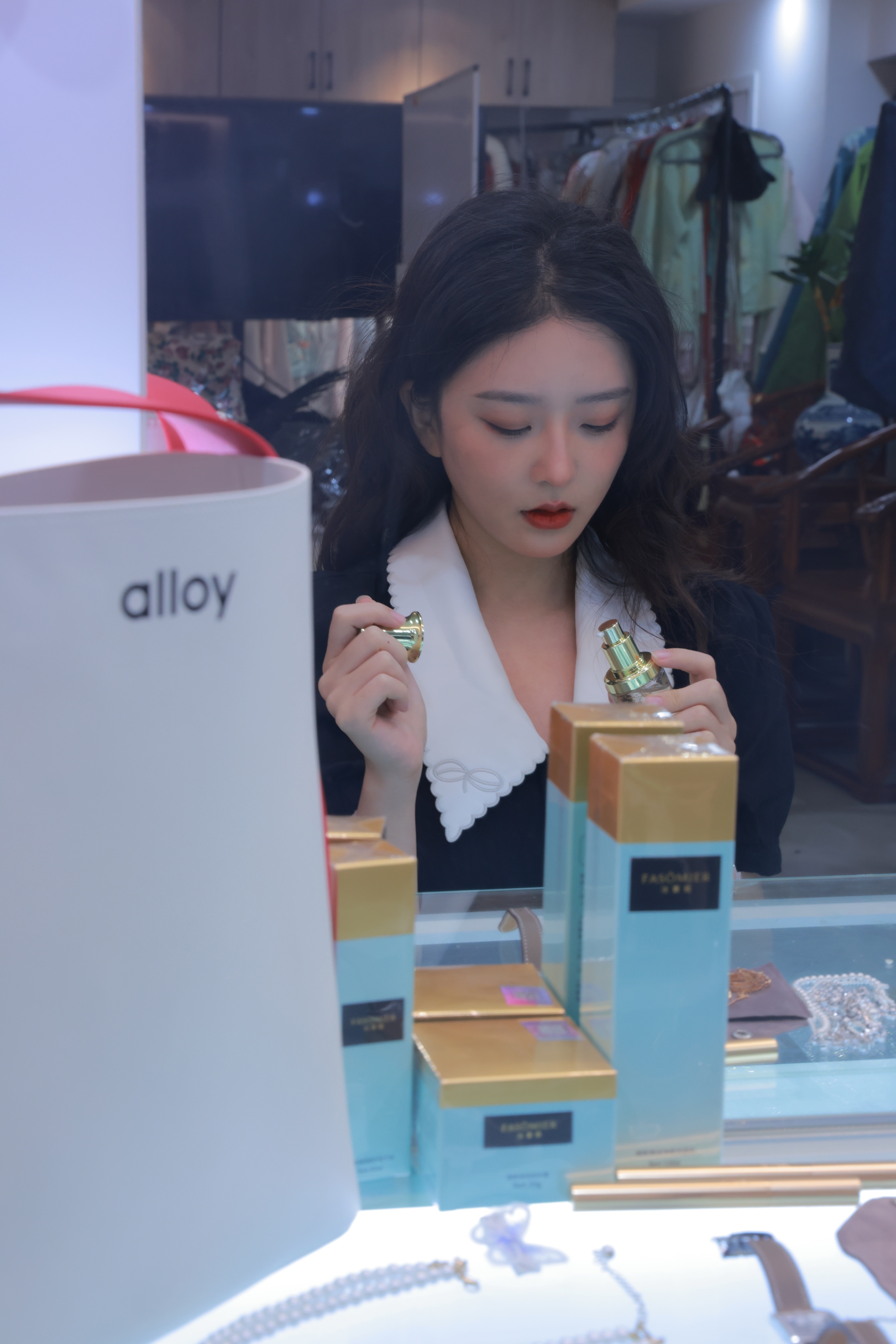 演员王嘉丽分享的“精华液”火了，别嫌是小品牌，真的超好用