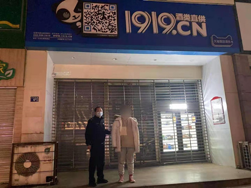 在岗民警不休息全力守卫一方平安,节日我在岗您的平安我来守护