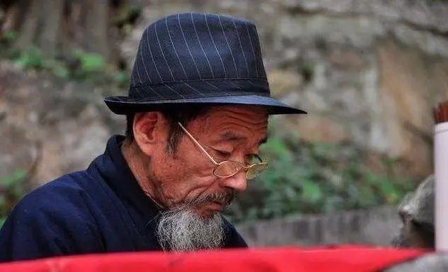 夫妻搬进新家发生怪事,新婚家里的灯为啥亮三天