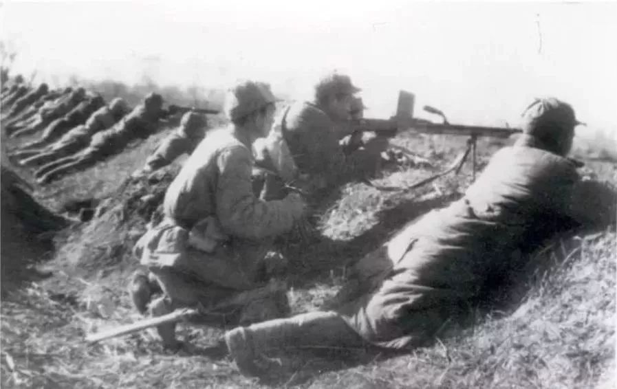 49年淮海战役结束，庆功宴上一位司令员掀桌子，邓公：他是一根筋