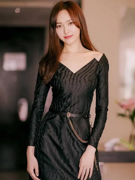 资本弃子唐嫣：获罗晋宠爱用四万手机壳，穿假货得罪苏芒遭封杀