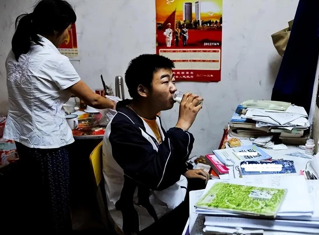 高二孩子成绩差到底要不要去陪读,读了个最差的高中还要陪读吗