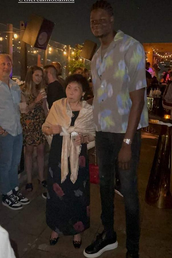 谷爱凌晒与奶奶合照一双绣花鞋,谷爱凌奶奶全集视频