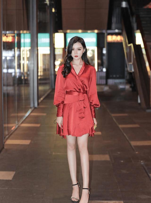 修身短袖搭配白色高腰瑜伽裤穿搭,浅粉色t恤搭配什么裙子