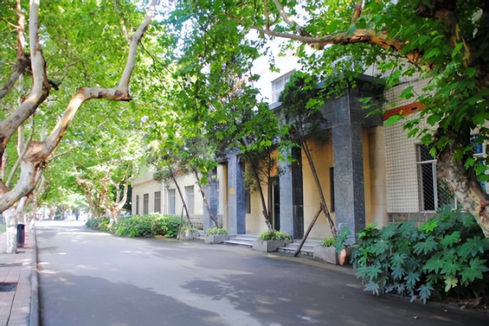 重德博学尚美笃行,重德博学勤勉尚美