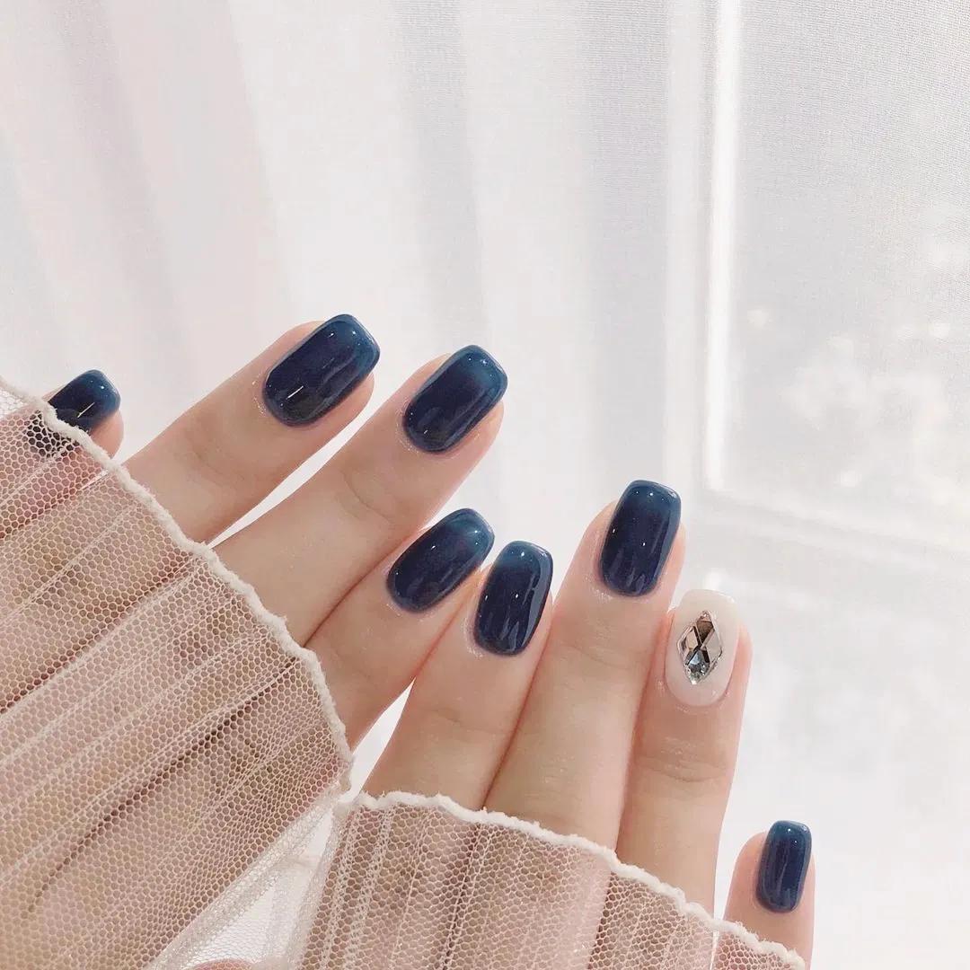 豆沙色美甲显手白吗,雾霾蓝跳色美甲图片显手白