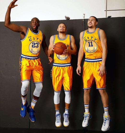 勇士队内气氛融洽,勇士更衣室庆祝克莱