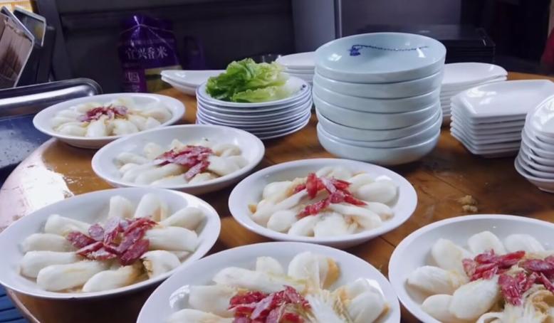 宁波男子随礼500元到农村喝喜酒，吃到帝王蟹，竟发圈吐槽吃不饱