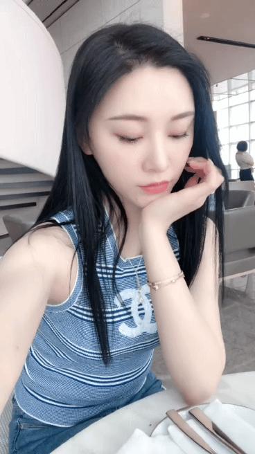 “是小蛇出了轨，还是青蛙劈了腿？”这是现实版的美杜莎？哈哈