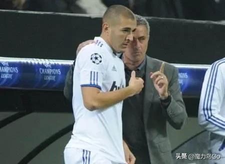 穆里尼奥独自面对球迷嘲讽,穆里尼奥猫狗论发布会