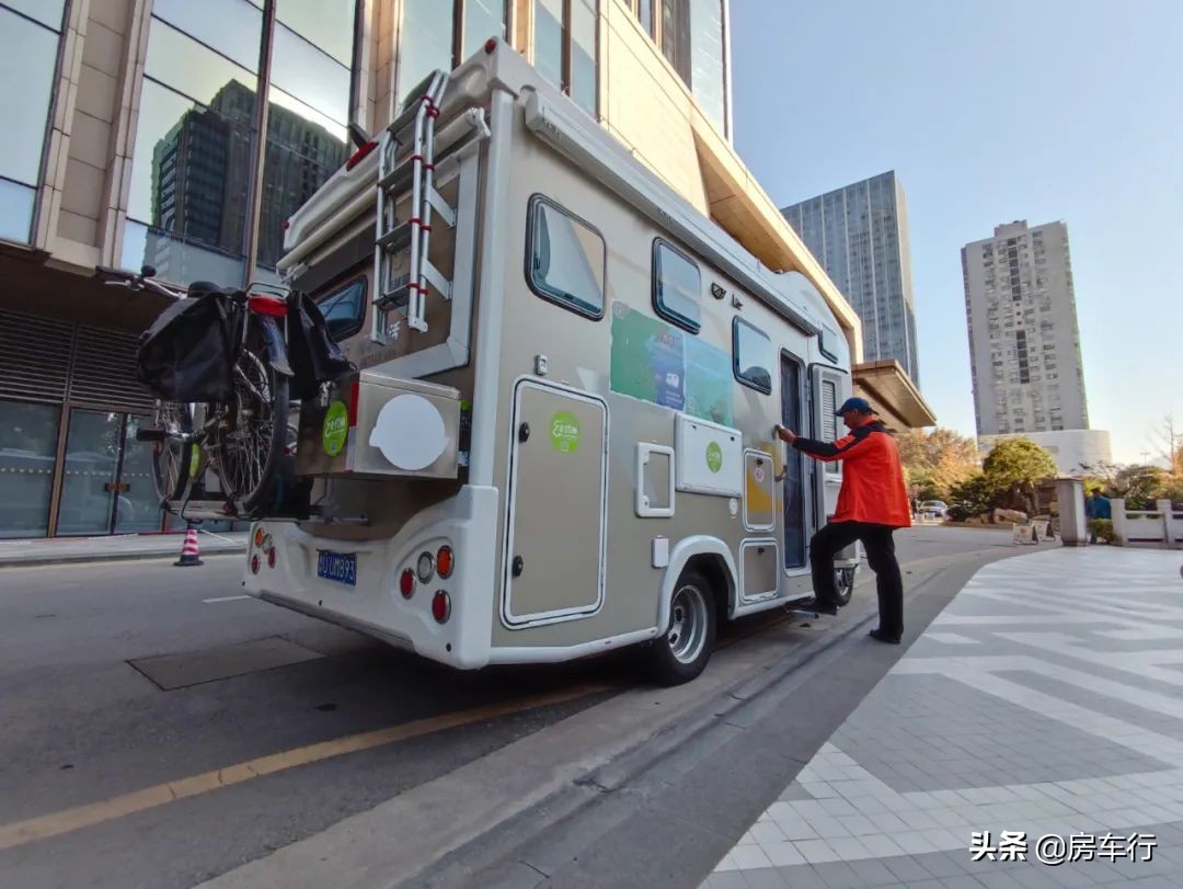 全新细节升级,更大休息空间,老约翰2022款定制版房车来了