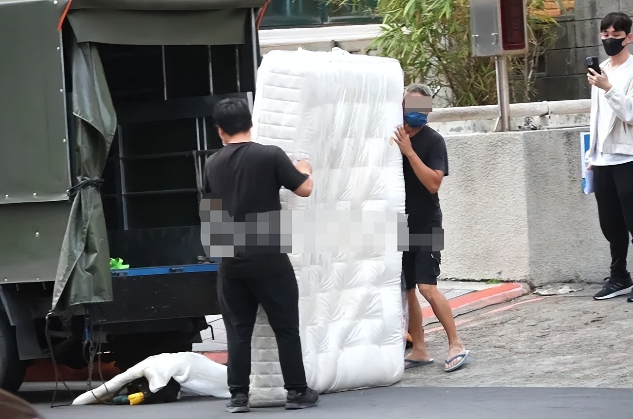 大s床垫销毁现场,大s汪小菲床垫上的污渍是什么