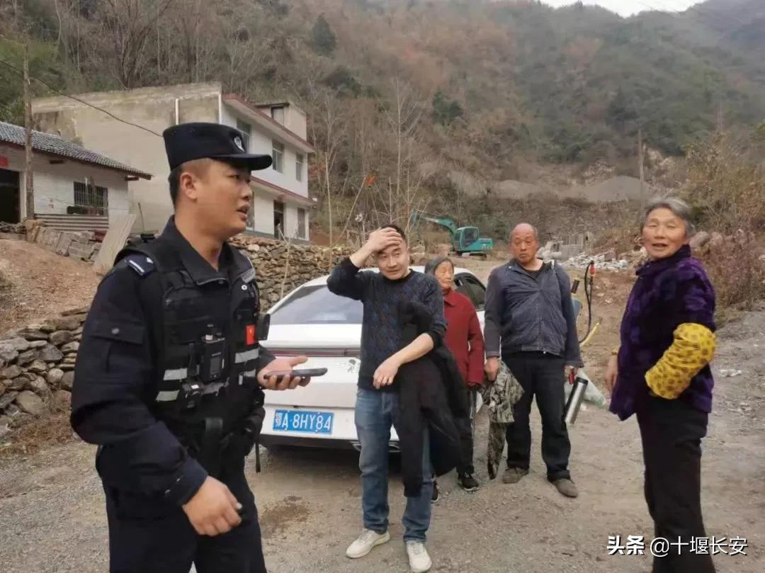 民警背着伤员爬山身上多处受伤,爬山崴脚消防员