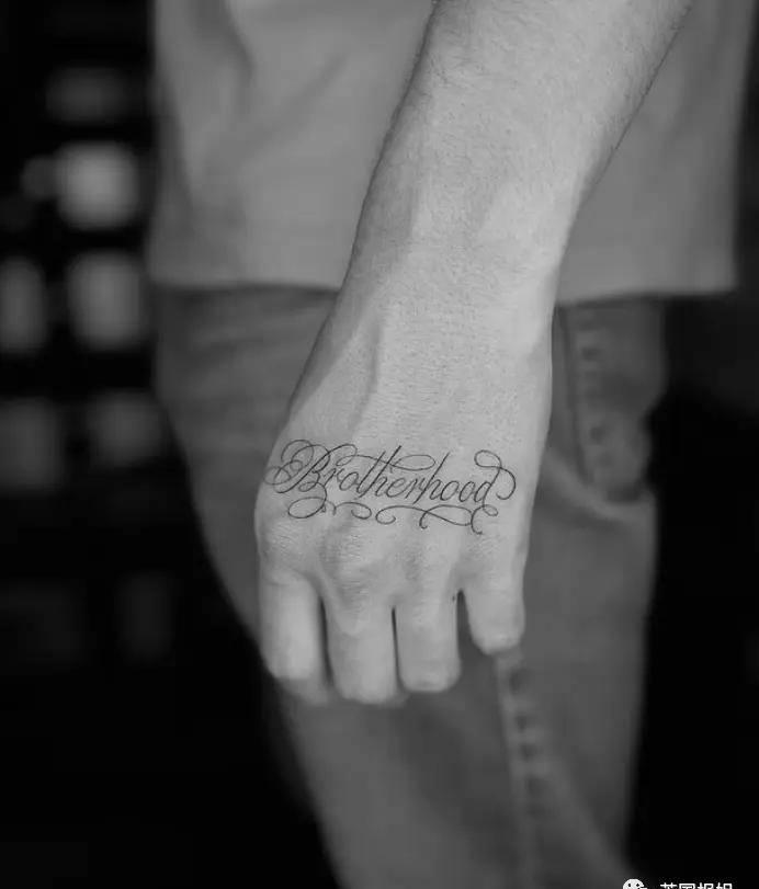 贝嫂狂晒48岁小贝半裸翘臀照，全球网友狂欢：谢嫂子带看男菩萨！