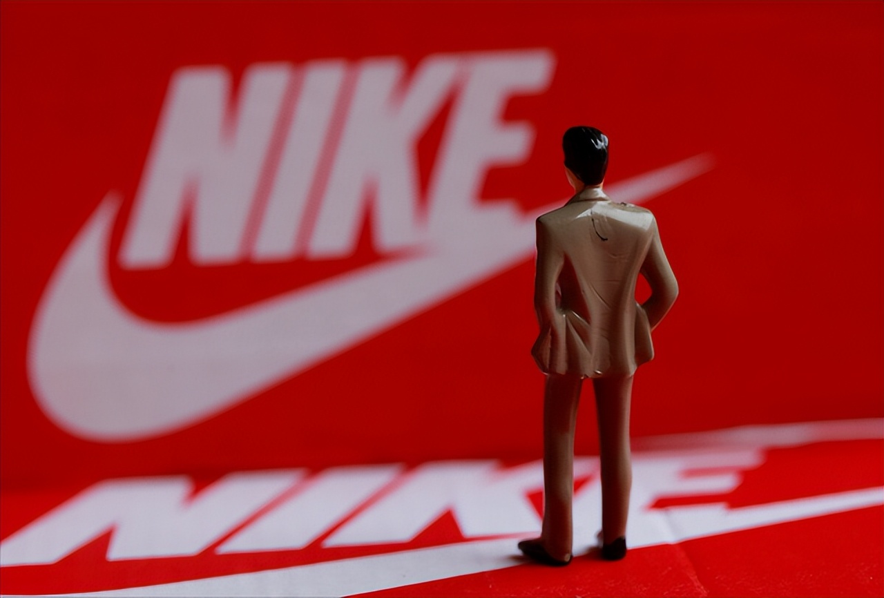 市值暴跌8000亿仓库堆积如山！爆火的耐克为何被国内消费者抛弃？