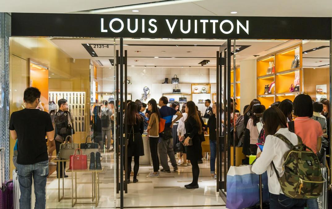 省钱不分国籍，美国人涌入欧洲消费，国内免税店、唯品会大火