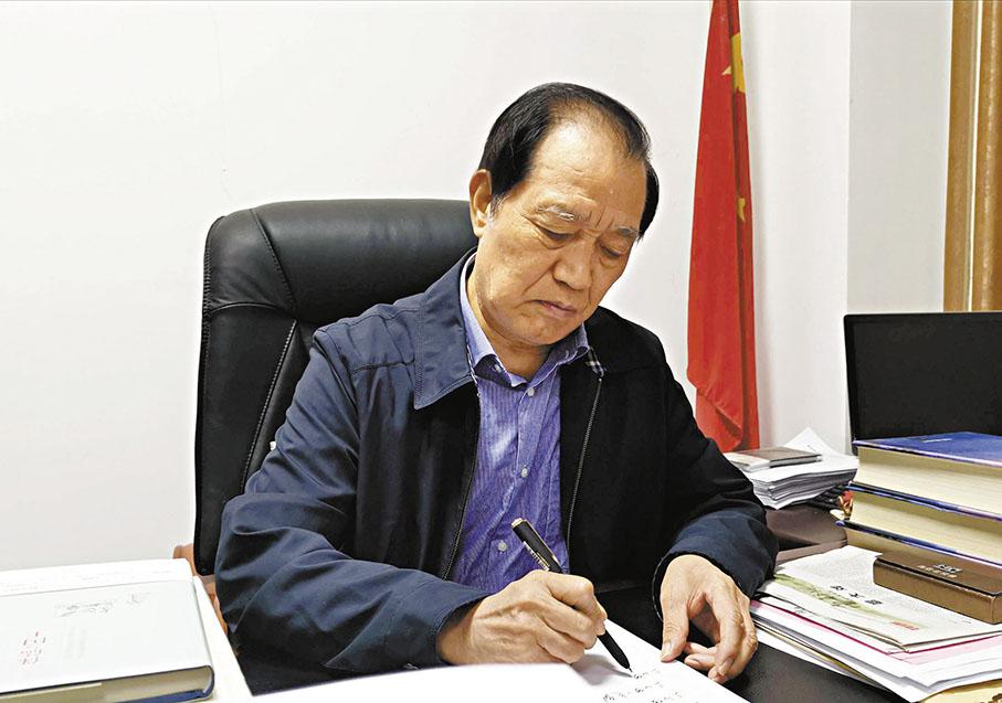 香港《文汇报》刊发白烨评《三山凹》文章