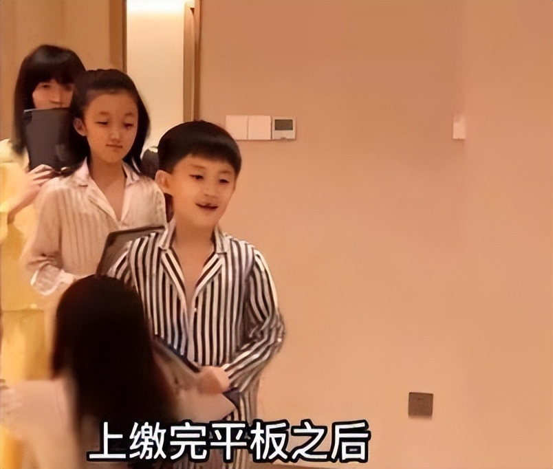 6个孩子每人配一个保姆，这位宝妈好奢侈，嫁亿万富豪住千平豪宅