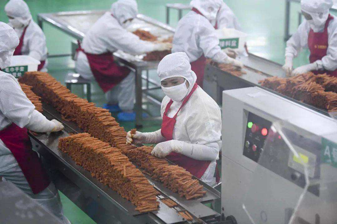 卫龙辣条包装被指涉低俗营销评论,卫龙辣条包装引质疑官方