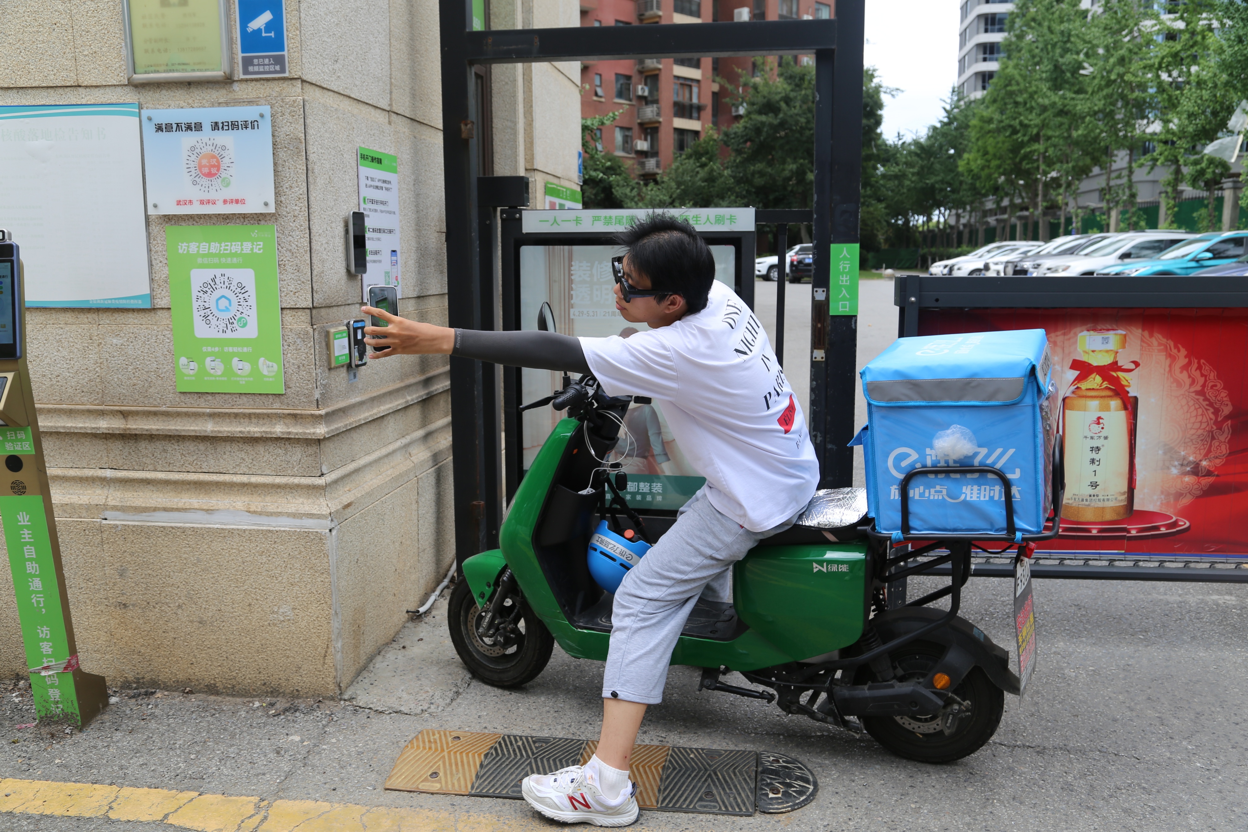 外卖员不想“用隐私换便利”求帮忙:“人脸”交给小区“谁能保证不泄露”,不交容易超时挨投诉