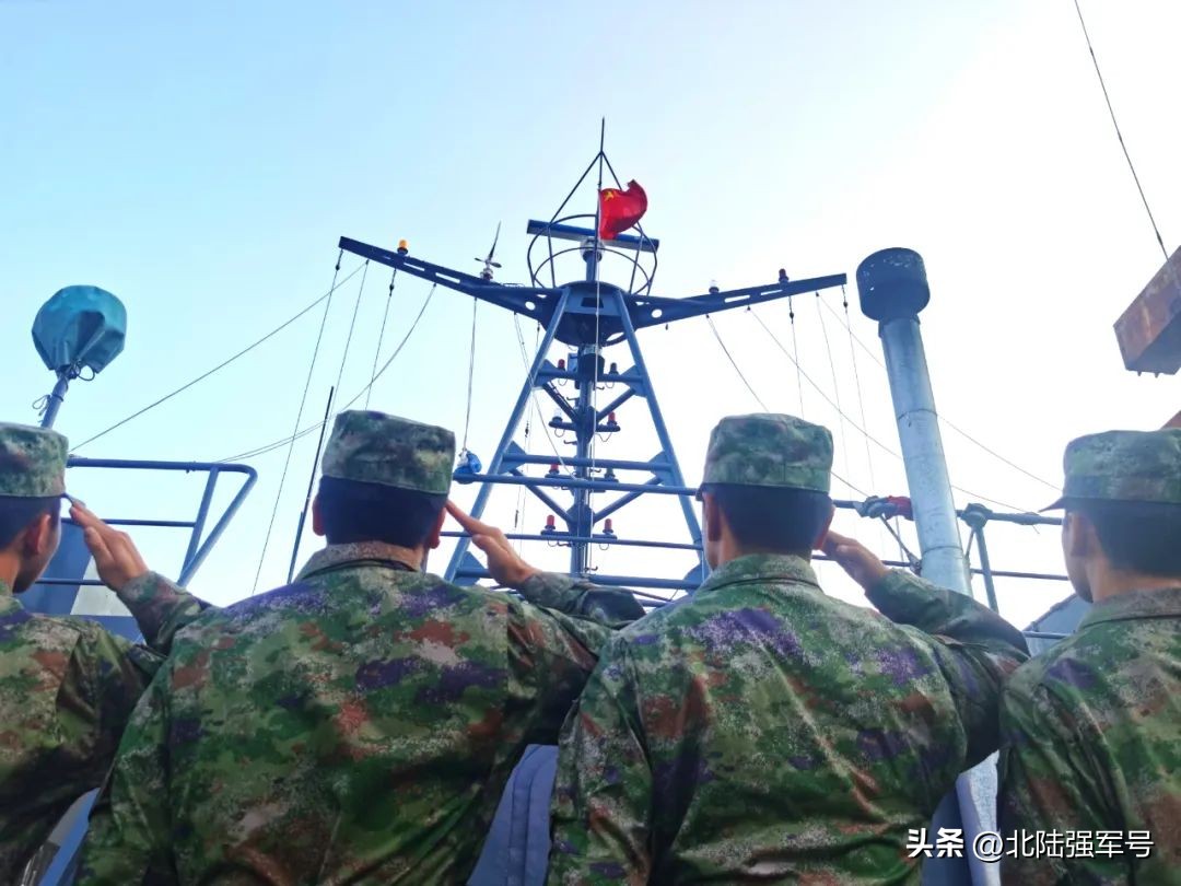 敬礼鲜艳的五星红旗,鲜艳五星红旗下敬礼视频