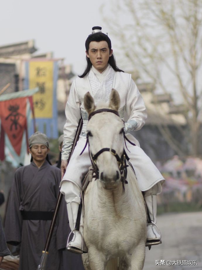 同样是演“俏罗成”，有人俊而不娘，有人油腻耍帅，放一起差距大