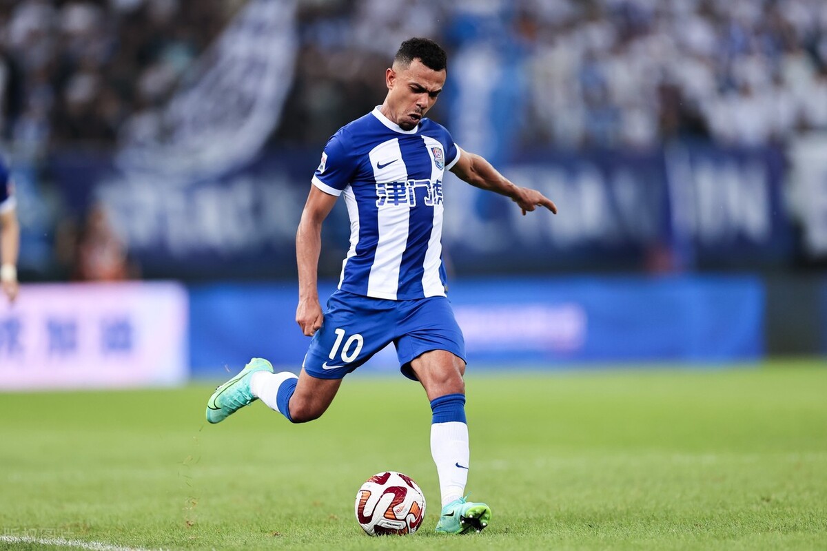 天津津门虎教练于根伟,于根伟穿的男鞋