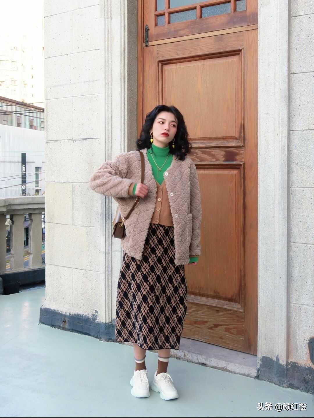又火了一种穿法叫“羊毛羔外套+半身裙”，洋气精致还保暖，太美