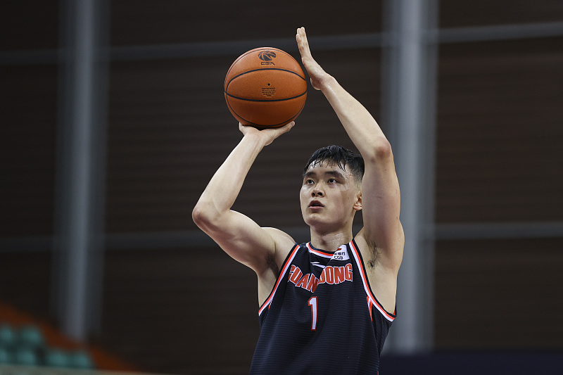 曝广东男篮赵睿将离队,广东队周鹏最近消息