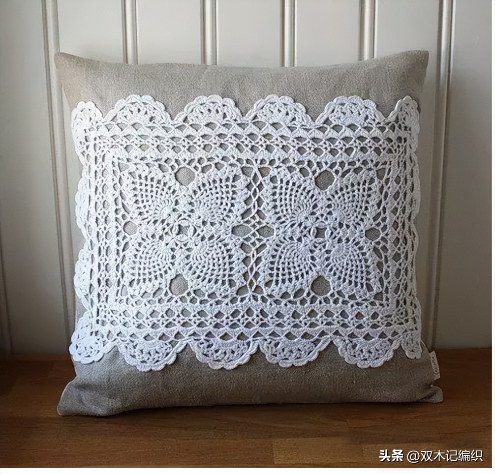 钩好的几片蕾丝缝到布艺抱枕和包包上，身价立马倍升