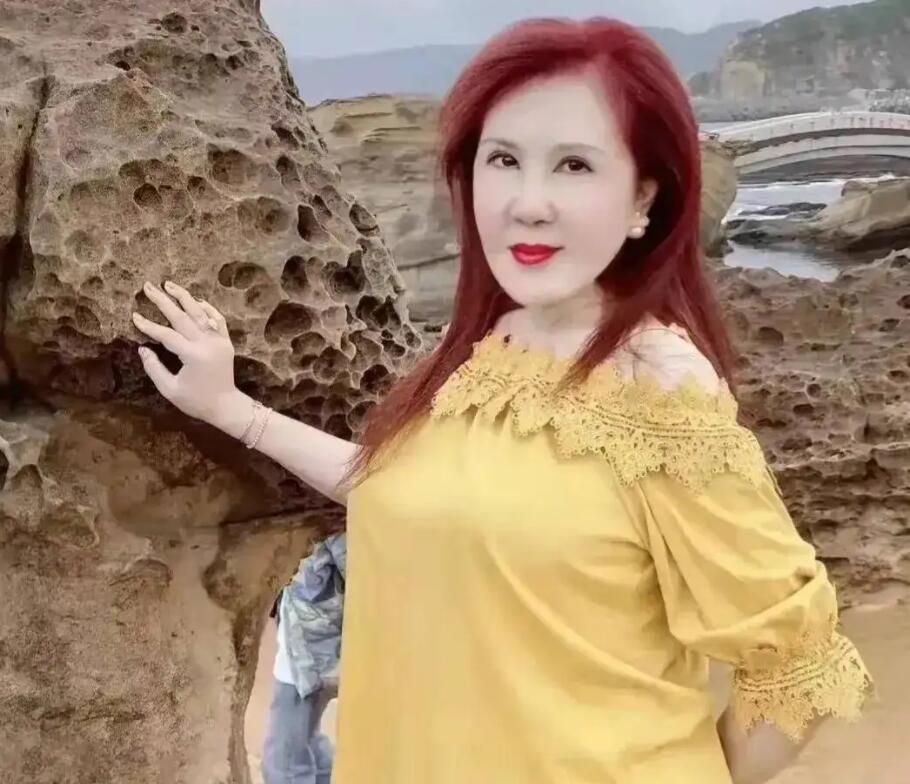 大妈拍照花式姿势丝巾背影,大妈们在海边跳舞拍照举着丝巾