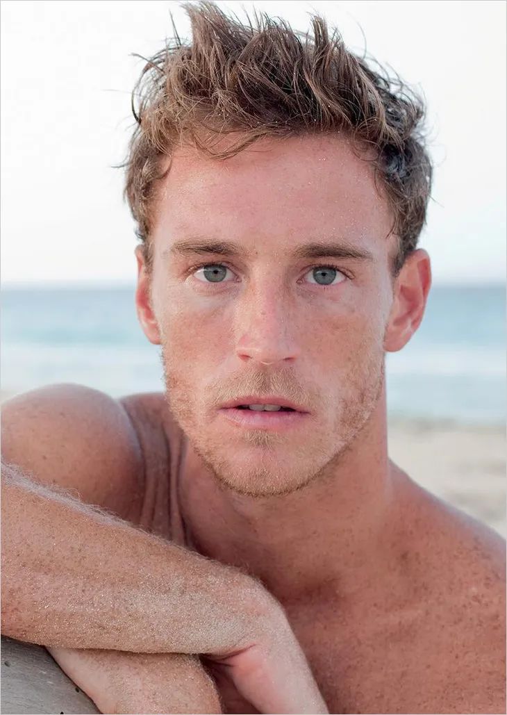 巴西男模特与女友迎接双胞胎，即将走进婚姻殿堂结婚